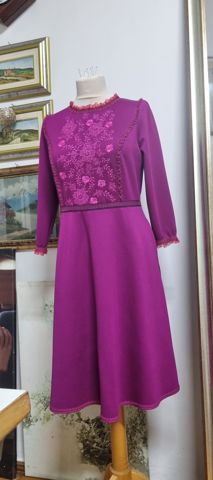 Rochie Mov cu Broderie Florală și Dantelă