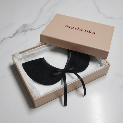Collerette Noir în cutie nude bej cu scris vișiniu Mashenka