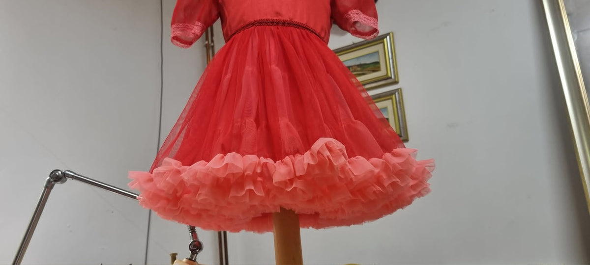 Rochie Roșie cu Tulle și Mergele