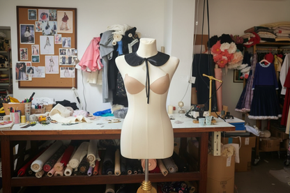 Guleras pe bust de croitorie în atelier