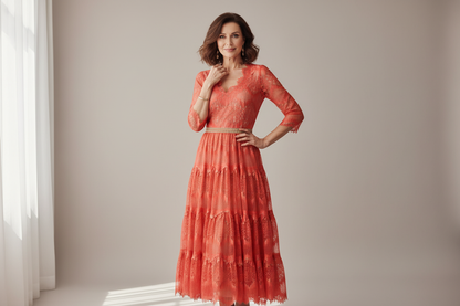 Rochie coralie pe femeie brunetă